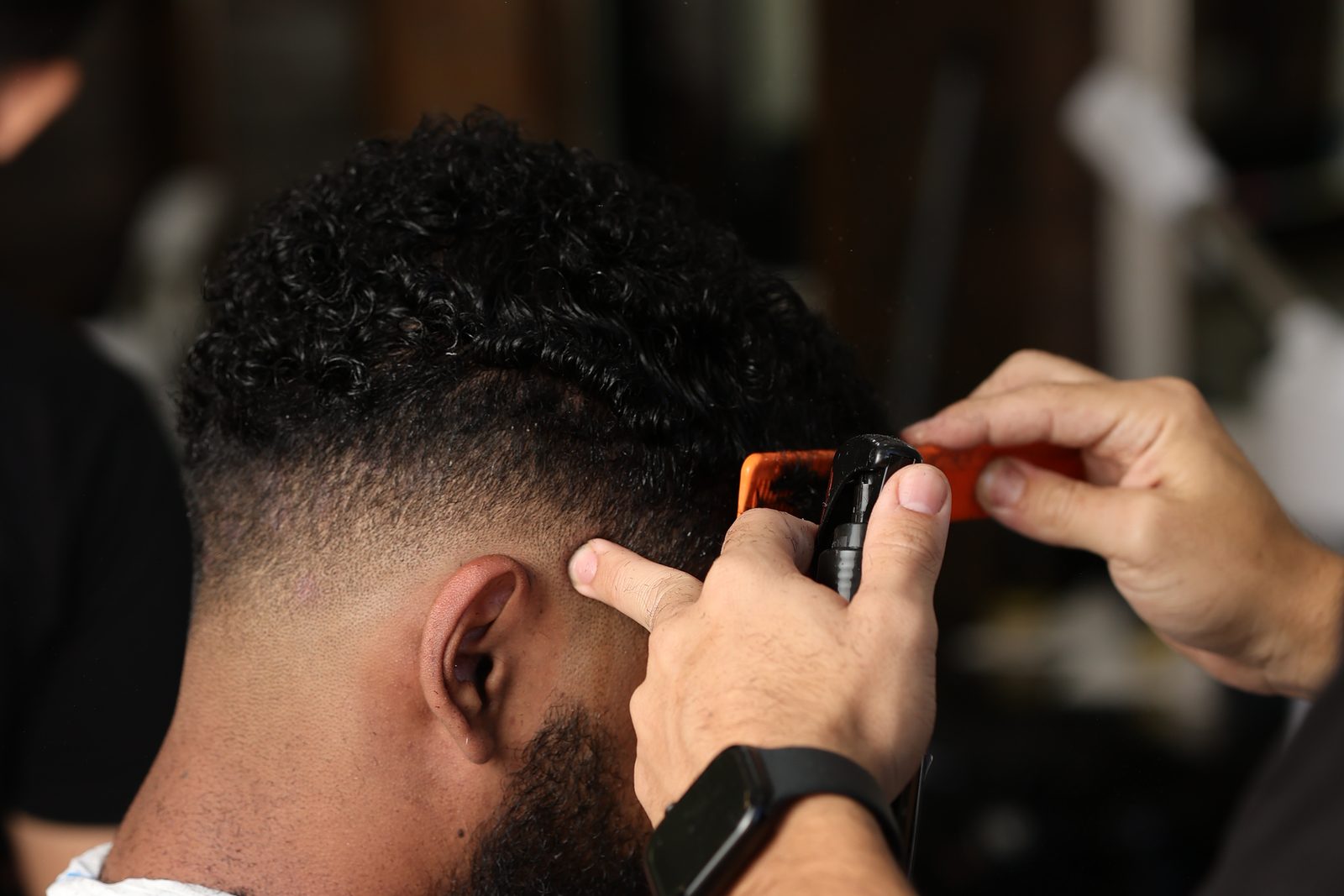 Movimento de clientes na Barbearia Seu Dino